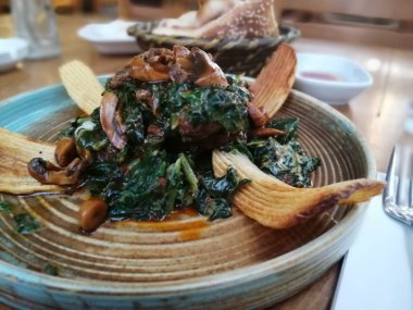 Lezzetli biftek, ıspanak ve mantar tabakta