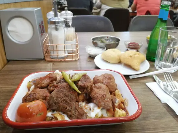 Lezzetli fileto eti ve tabakta salata.