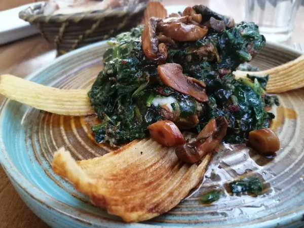 Délicieux Steak Épinards Champignons Dans Assiette — Photo