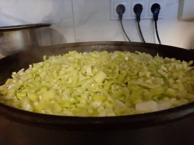 Organik sebzelerle yapılmış lezzetli salatalar.