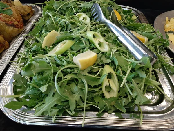 Heerlijke Salades Gemaakt Met Biologische Groenten — Stockfoto