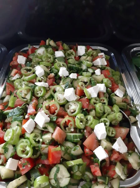 Organik Sebzelerle Yapılmış Lezzetli Salatalar — Stok fotoğraf