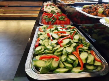 Organik sebzelerle yapılmış lezzetli salatalar.