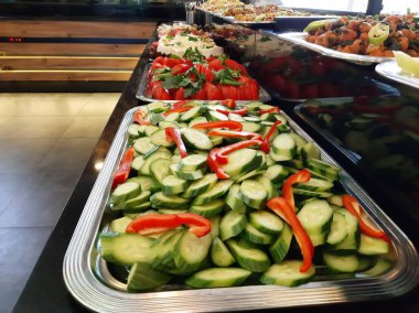 Organik sebzelerle yapılmış lezzetli salatalar.