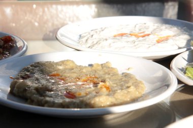 Organik sebzelerle yapılmış lezzetli salatalar.