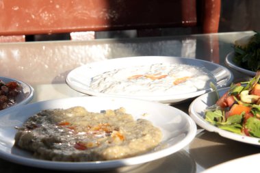 Organik sebzelerle yapılmış lezzetli salatalar.