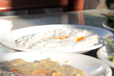 Organik sebzelerle yapılmış lezzetli salatalar.