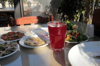 Organik sebzelerle yapılmış lezzetli salatalar.