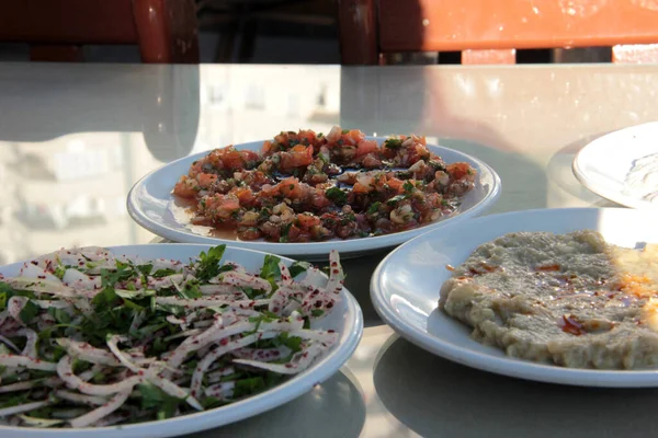 Organik sebzelerle yapılmış lezzetli salatalar.