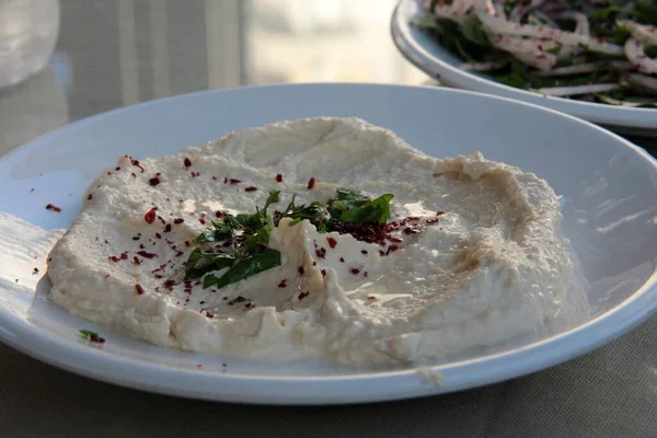 Heerlijke Salades Gemaakt Met Biologische Groenten — Stockfoto