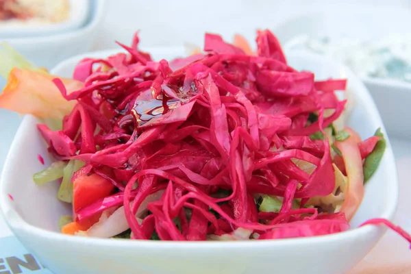 Deliciosas Saladas Feitas Com Legumes Orgânicos — Fotografia de Stock