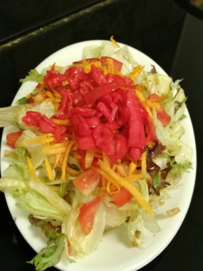 Organik sebzelerle yapılmış lezzetli salatalar.