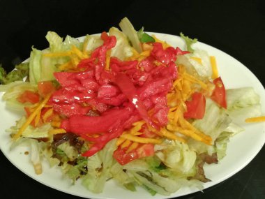 Organik sebzelerle yapılmış lezzetli salatalar.