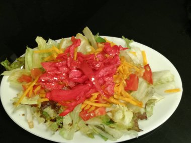 Organik sebzelerle yapılmış lezzetli salatalar.