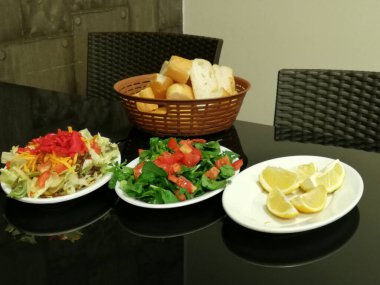 Organik sebzelerle yapılmış lezzetli salatalar.