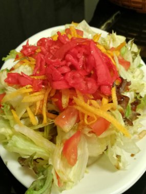 Organik sebzelerle yapılmış lezzetli salatalar.