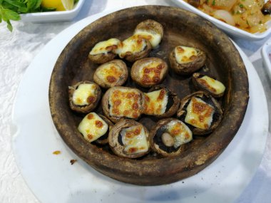 Organik sebzelerle yapılmış lezzetli salatalar.