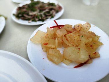 Organik sebzelerle yapılmış lezzetli salatalar.