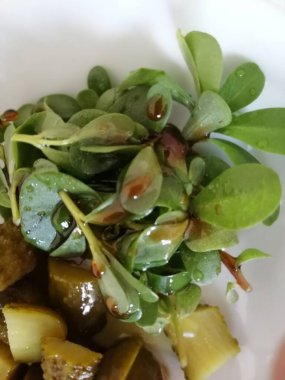 Organik sebzelerle yapılmış lezzetli salatalar.