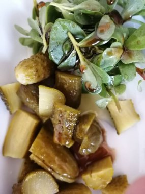 Organik sebzelerle yapılmış lezzetli salatalar.