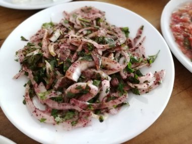 Organik sebzelerle yapılmış lezzetli salatalar.