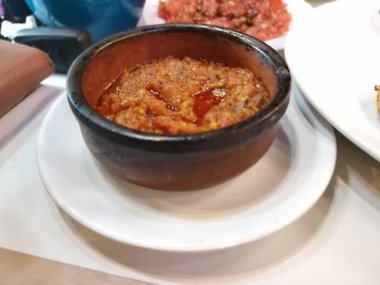 Organik sebzelerle yapılmış lezzetli salatalar.