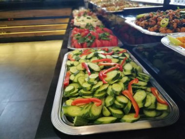 Organik sebzelerle yapılmış lezzetli salatalar.