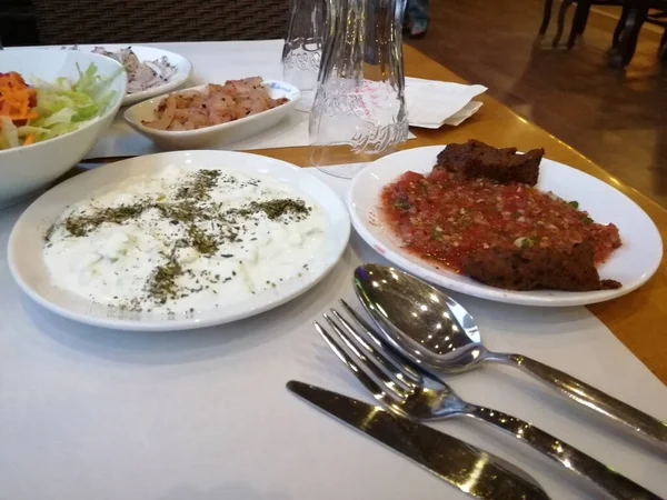 Heerlijke Salades Gemaakt Met Biologische Groenten — Stockfoto