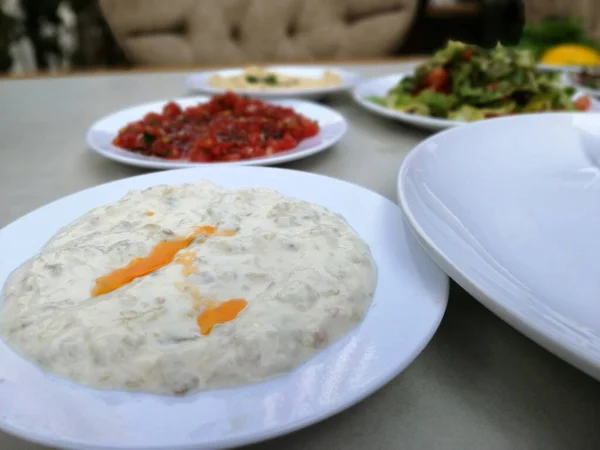 Heerlijke Salades Gemaakt Met Biologische Groenten — Stockfoto