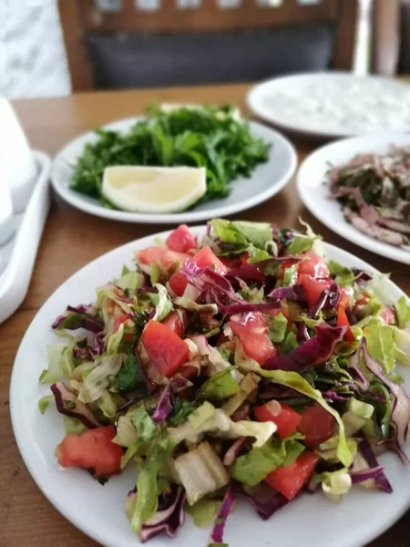 Deliciosas Ensaladas Elaboradas Con Verduras Ecológicas —  Fotos de Stock