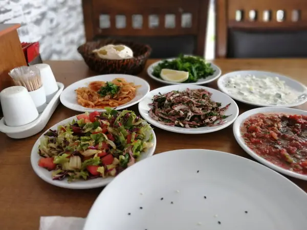 Deliciosas Saladas Feitas Com Legumes Orgânicos — Fotografia de Stock