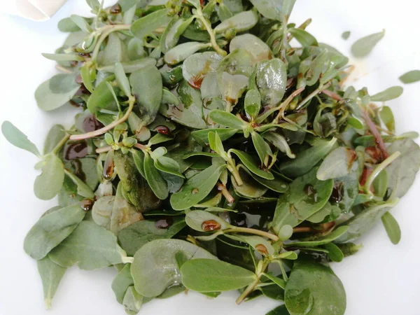 Heerlijke Salades Gemaakt Met Biologische Groenten — Stockfoto