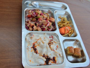 Tabakta lezzetli sebze tabağı