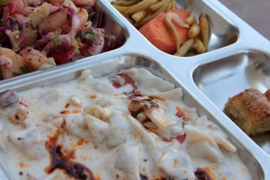 Tabakta lezzetli sebze tabağı