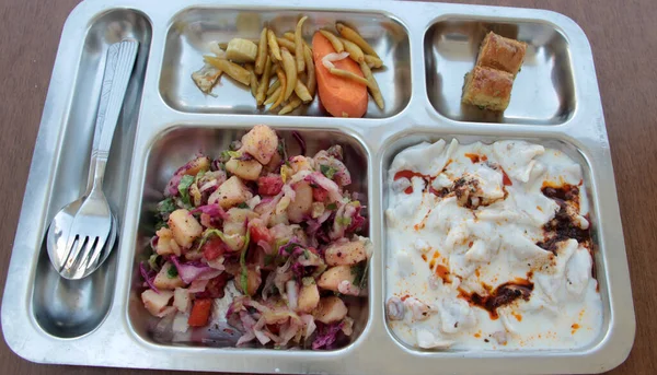 Tabakta lezzetli sebze tabağı