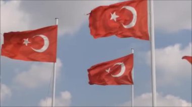 Türkiye 'nin kırmızı ve beyaz bayrağı rüzgarda dalgalanıyor