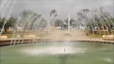 Şelale şelalesi şevkle ve huzurla akıyor.