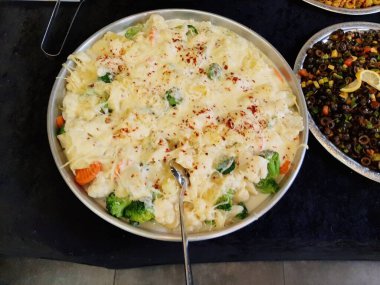 Servis tabağında lezzetli tereyağlı Türk mantısı.