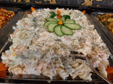 Servis tabağında lezzetli tereyağlı Türk mantısı.