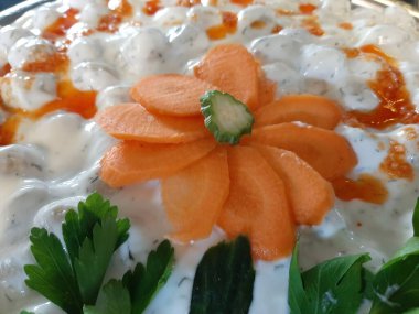 Servis tabağında lezzetli tereyağlı Türk mantısı.