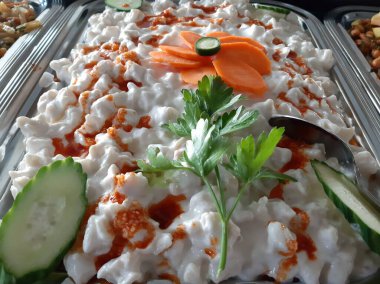 Servis tabağında lezzetli tereyağlı Türk mantısı.