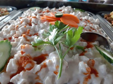 Servis tabağında lezzetli tereyağlı Türk mantısı.