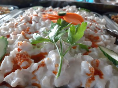 Servis tabağında lezzetli tereyağlı Türk mantısı.