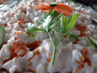 Servis tabağında lezzetli tereyağlı Türk mantısı.