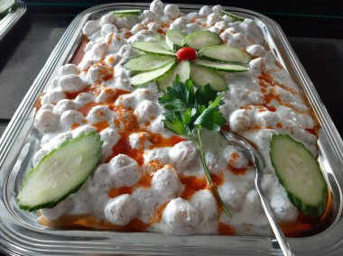 Servis tabağında lezzetli tereyağlı Türk mantısı.