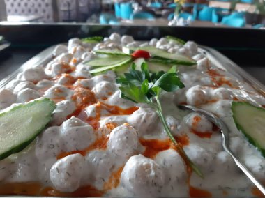 Servis tabağında lezzetli tereyağlı Türk mantısı.