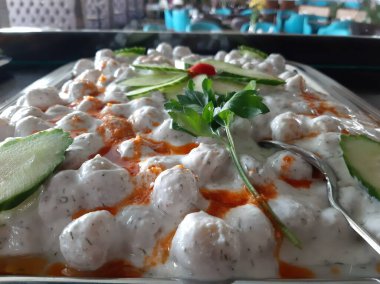 Servis tabağında lezzetli tereyağlı Türk mantısı.