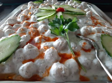 Servis tabağında lezzetli tereyağlı Türk mantısı.