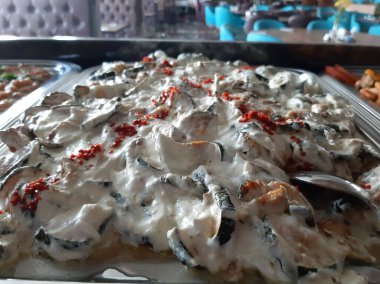 Servis tabağında lezzetli tereyağlı Türk mantısı.