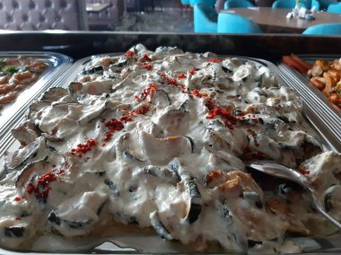 Servis tabağında lezzetli tereyağlı Türk mantısı.